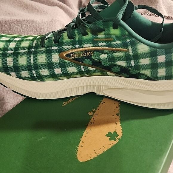 Brooks Green Plaid  Shamrock Sneakers NWOT Size 11 in OG BOX - Picture 3 of 9